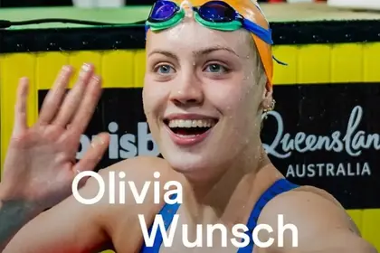 Olivia Wunsch in Pool