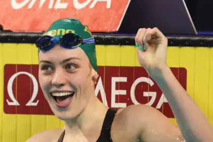 Olivia Wunsch in Pool